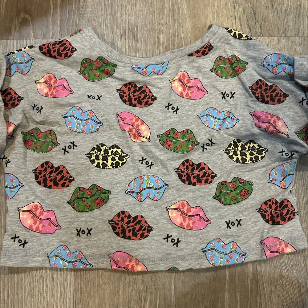 The Children's Place Gray Top with Colorful Lips Design- girls size 10